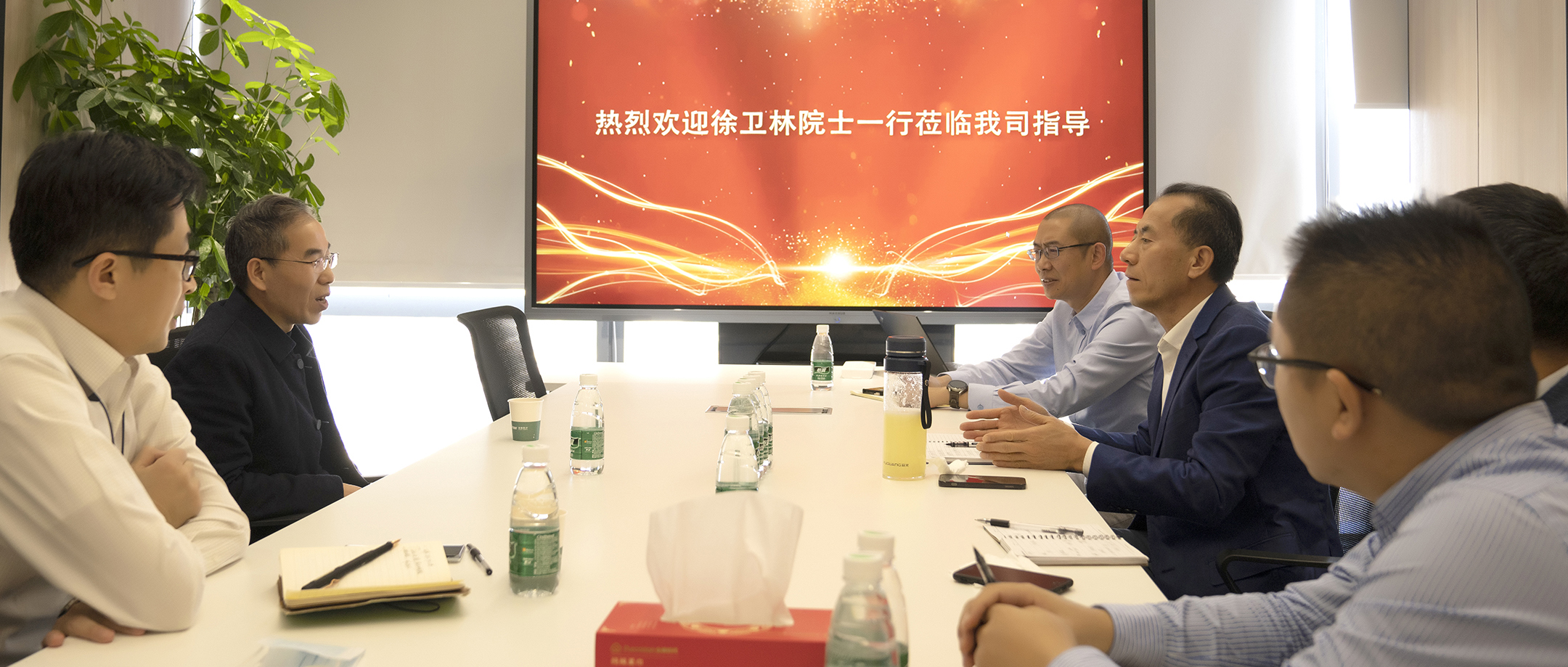 中国工程院院士、武汉纺织大学堂长徐卫林造访瓦力游戏医